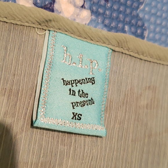 xS Tank Crop Top - Picture 2 of 3